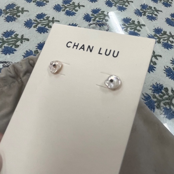 NWT Chan Luu Pearl Stud Earrings - Picture 9 of 13